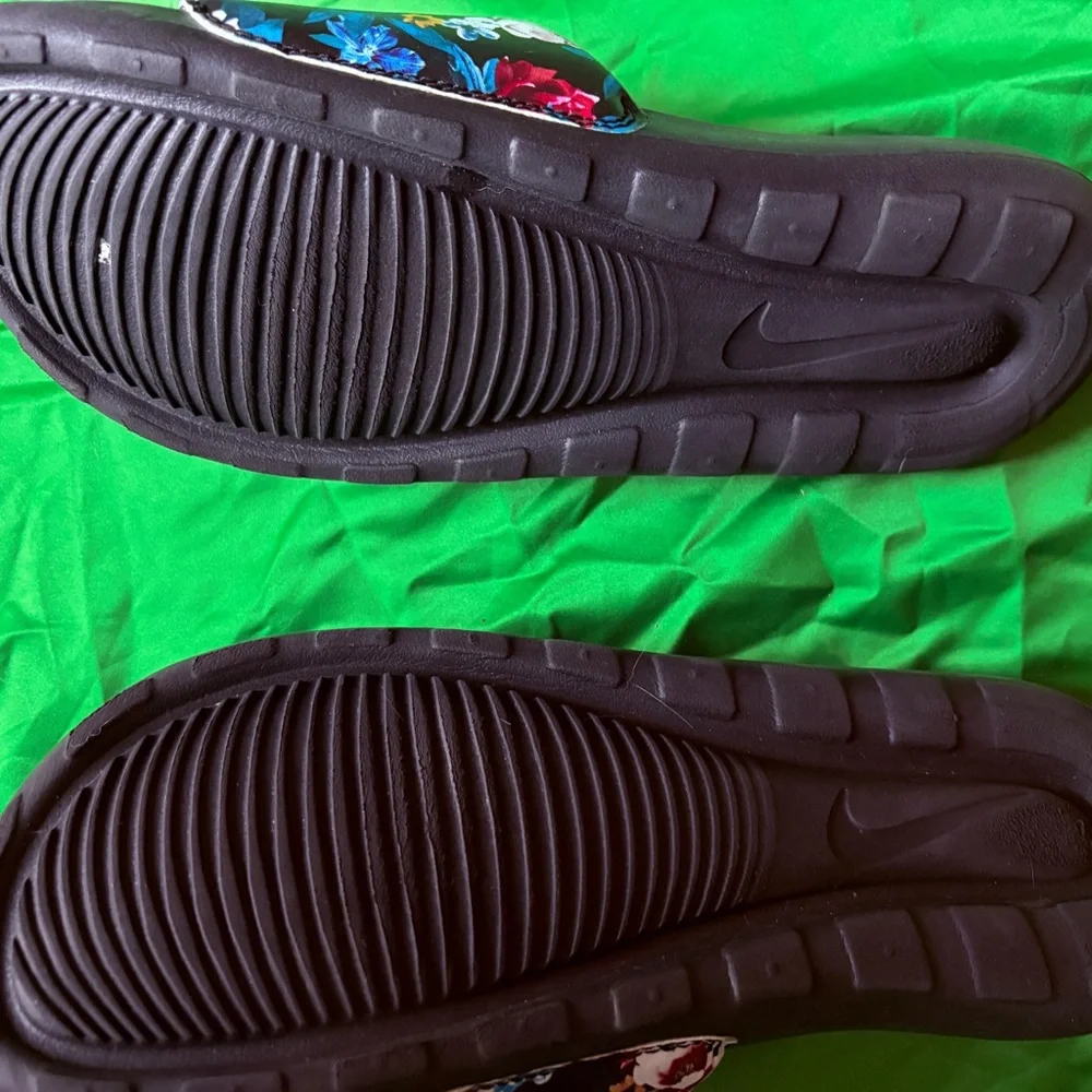 Nike Black Slide Sandals with Multicolor Floral Strap - Picture 3 of 6